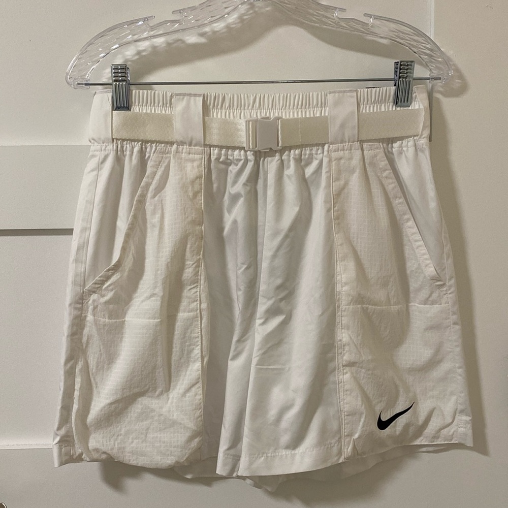 Nike Women's Medium White Loose Fit Shorts 4” Inseam Length BNWT